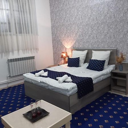 Lind Guest House B&B ギュムリ エクステリア 写真